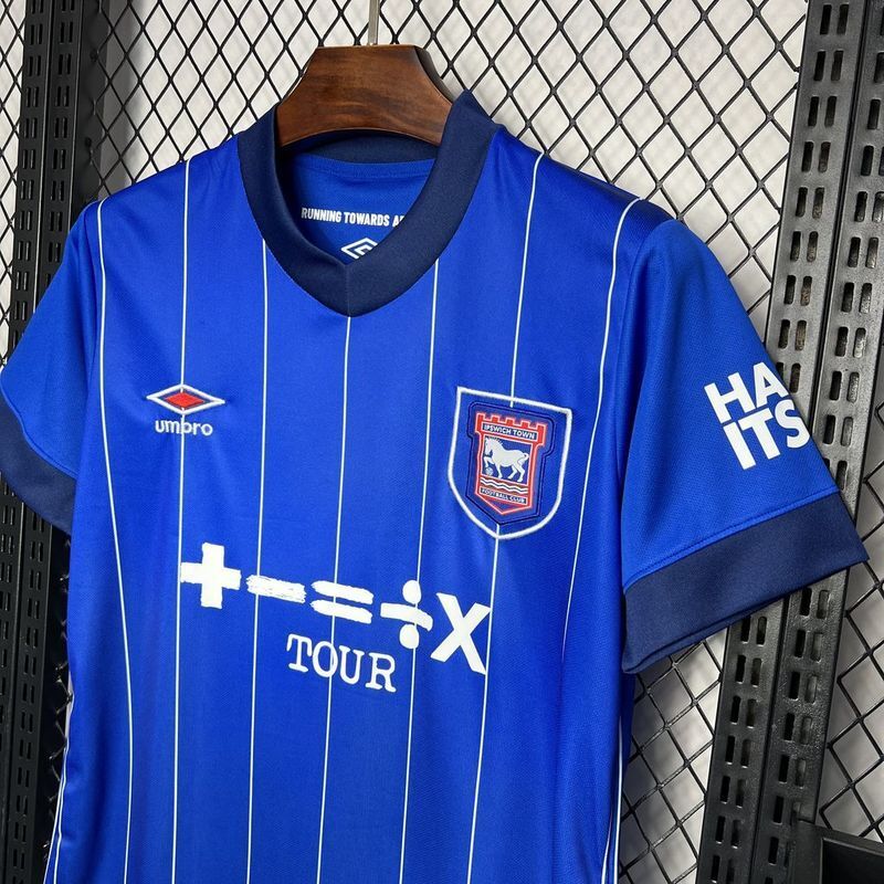 Camisa Ipswich Town F.C. 24/25 I - Umbro - Versão Torcedor - Azul