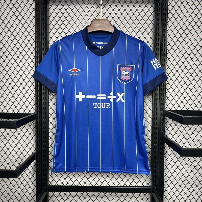 Camisa Ipswich Town F.C. 24/25 I - Umbro - Versão Torcedor - Azul